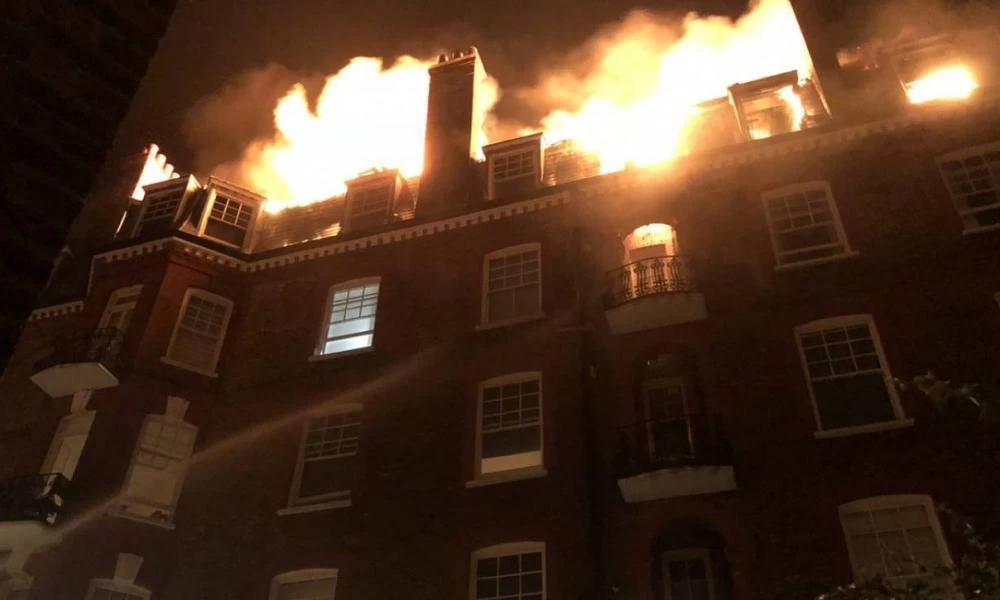 Λονδίνο: Μεγάλη φωτιά σε πολυόροφο οικοδομικό συγκρότημα